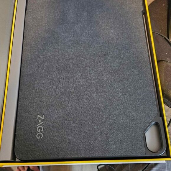 ZAGG Folio Ipad Pro 11inch case and keyboard - Picture 4 of 6